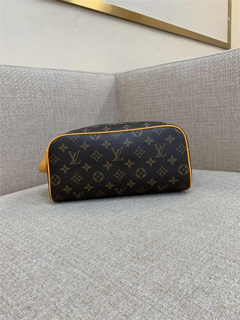 Louis Vuitton DOPP KIT M12641  size：28x15x16.5cm 2025 new 